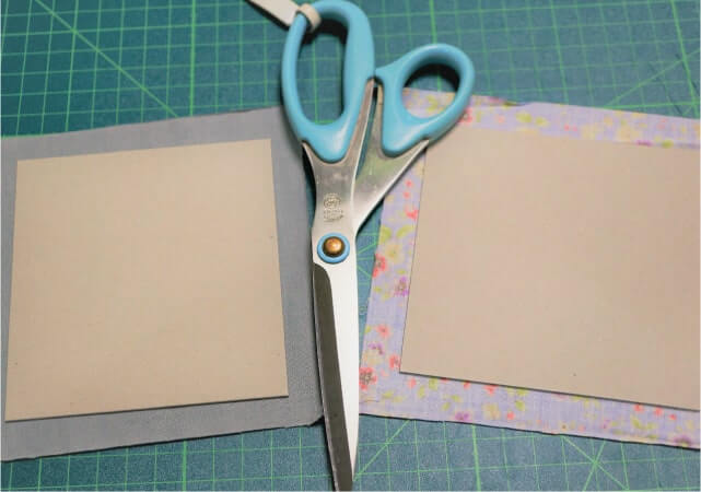 カットした厚紙を、布の裏面に配置し、位置を決めます。