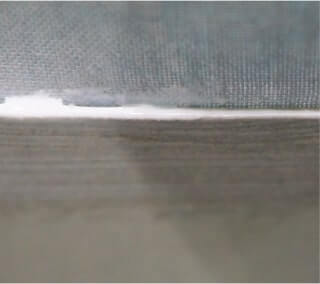 厚紙の縁と裏面の布を張りつける部分にグルーを塗ります。